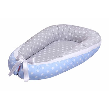 Cuib pentru bebelusi Scamp, Premium Baby Nest cu doua fete, cu saltea de cocos, husa 100% bumbac, antialergic, Blue Grey Star Cuib pentru bebelusi Scamp, Premium Baby Nest cu doua fete, cu saltea de cocos, husa 100% bumbac, antialergic, Blue Grey Star