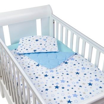 Set lenjerie matlasata 3 piese Kidizi Milky Way, include perna, plapumioara si cearceaf Set lenjerie matlasata 3 piese Kidizi Milky Way, include perna, plapumioara si cearceaf