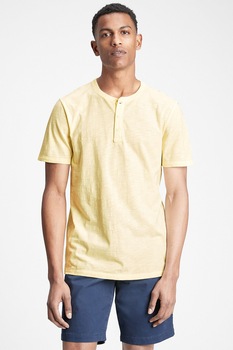 GAP, Tricou din bumbac cu fenta cu nasturi, Maro nisip GAP, Tricou din bumbac cu fenta cu nasturi, Maro nisip