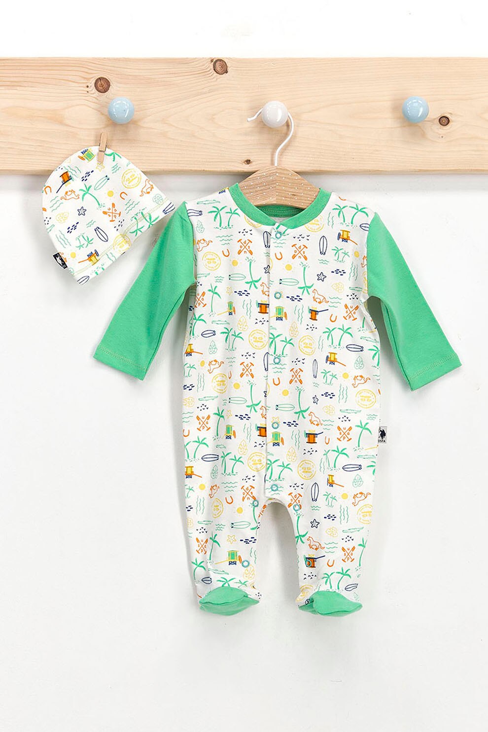 U.S. Polo Assn., Set de salopeta cu botosei si caciula cu model tropical, Verde/Alb