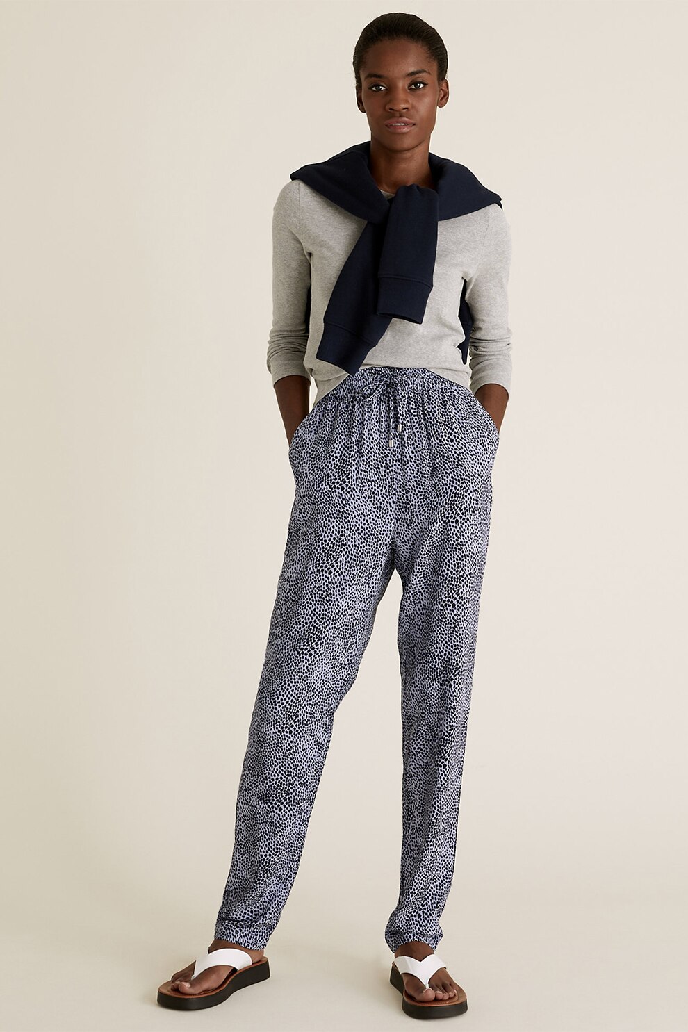 Marks & Spencer, Pantaloni conici cu animal print, Albastru azur/Negru, W27.5-L31