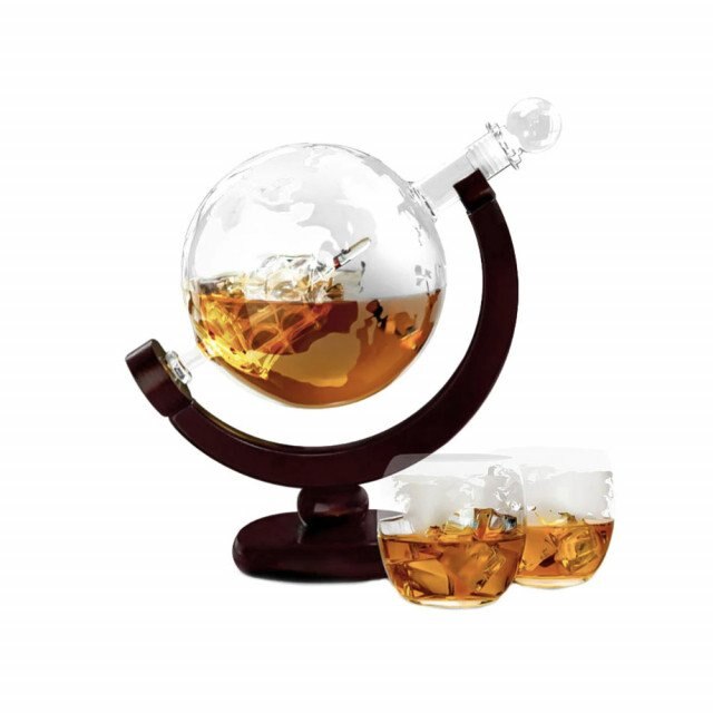 Set decantor cu doua pahare din sticla, model Glob Pamantesc, 850 ml, Pufo, suport lemn