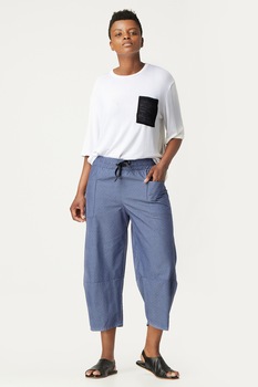 Antonia M, Pantaloni crop cu model geometric discret, Albastru lavanda Antonia M, Pantaloni crop cu model geometric discret, Albastru lavanda