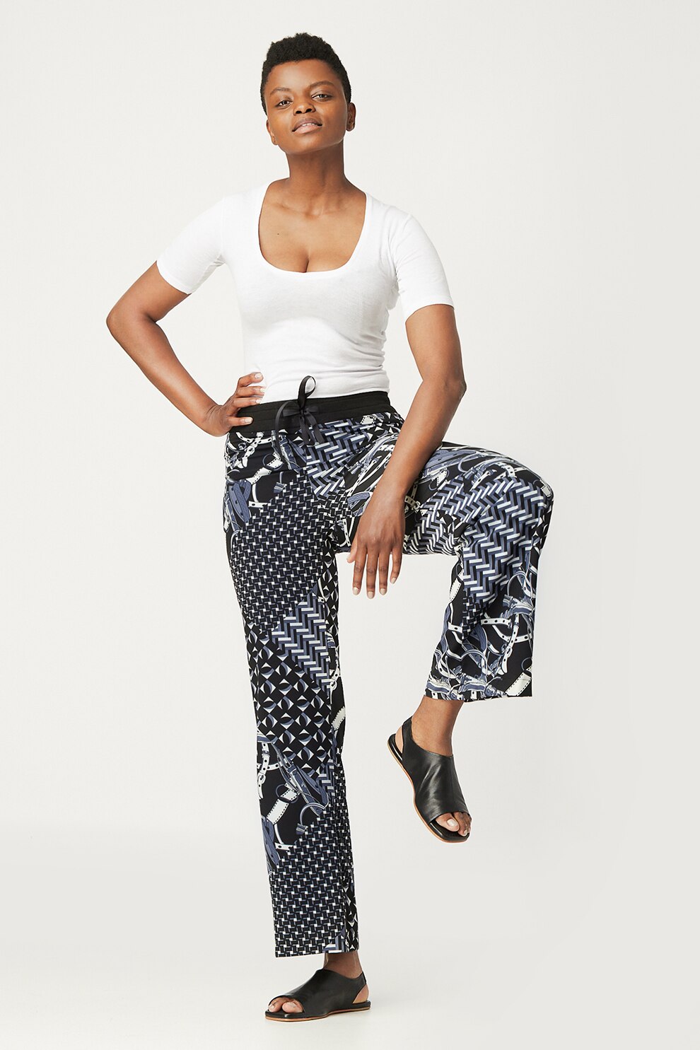 Antonia M, Pantaloni drepti vaporosi cu model geometric, Negru/Albastru prafuit/Alb