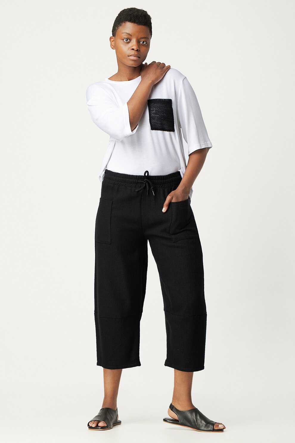 Antonia M, Pantaloni crop cu buzunare aplicate frontale, Negru