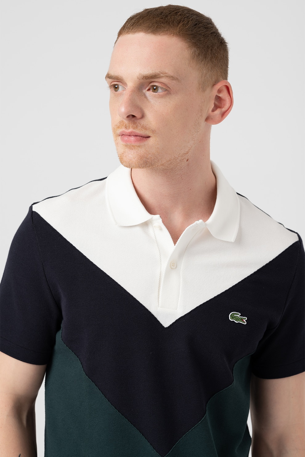 Lacoste, Tricou polo colorblock cu model chevron, verde englez, bleumarin inchis, alb prafuit, S