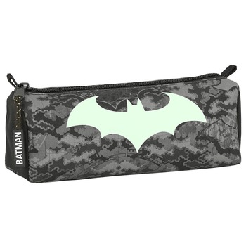 Penar DC Comics - Batman, emblema fosforescenta, straluceste in intuneric, neechipat, un compartiment, multicolor, lungime 21 cm, inaltime 10 cm Penar DC Comics - Batman, emblema fosforescenta, straluceste in intuneric, neechipat, un compartiment, multicolor, lungime 21 cm, inaltime 10 cm