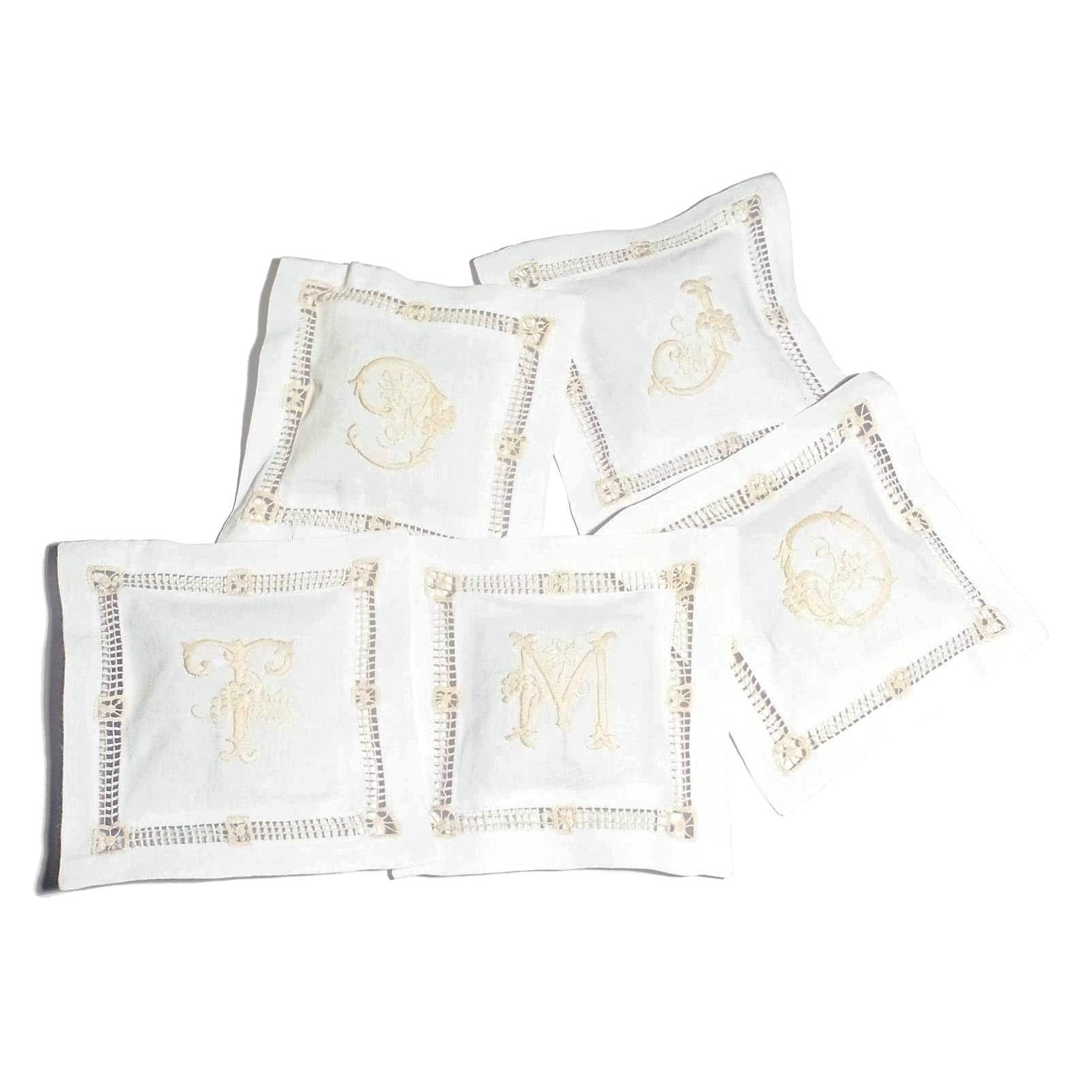 Pernuta Brodata 'E' Monograma cu Flori Lavanda de Provence Le Chatelard 1802