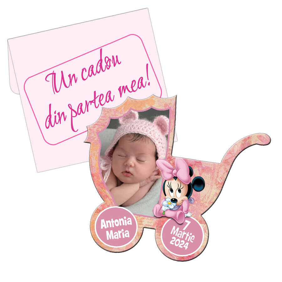 Marturie botez magnet, Personalizari Cadouri, forma carucior cu plic roz, dimensiune 9x9 cm