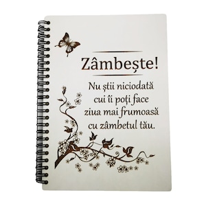 Agenda de lemn gravata cu mesaj "Zambeste", Alb