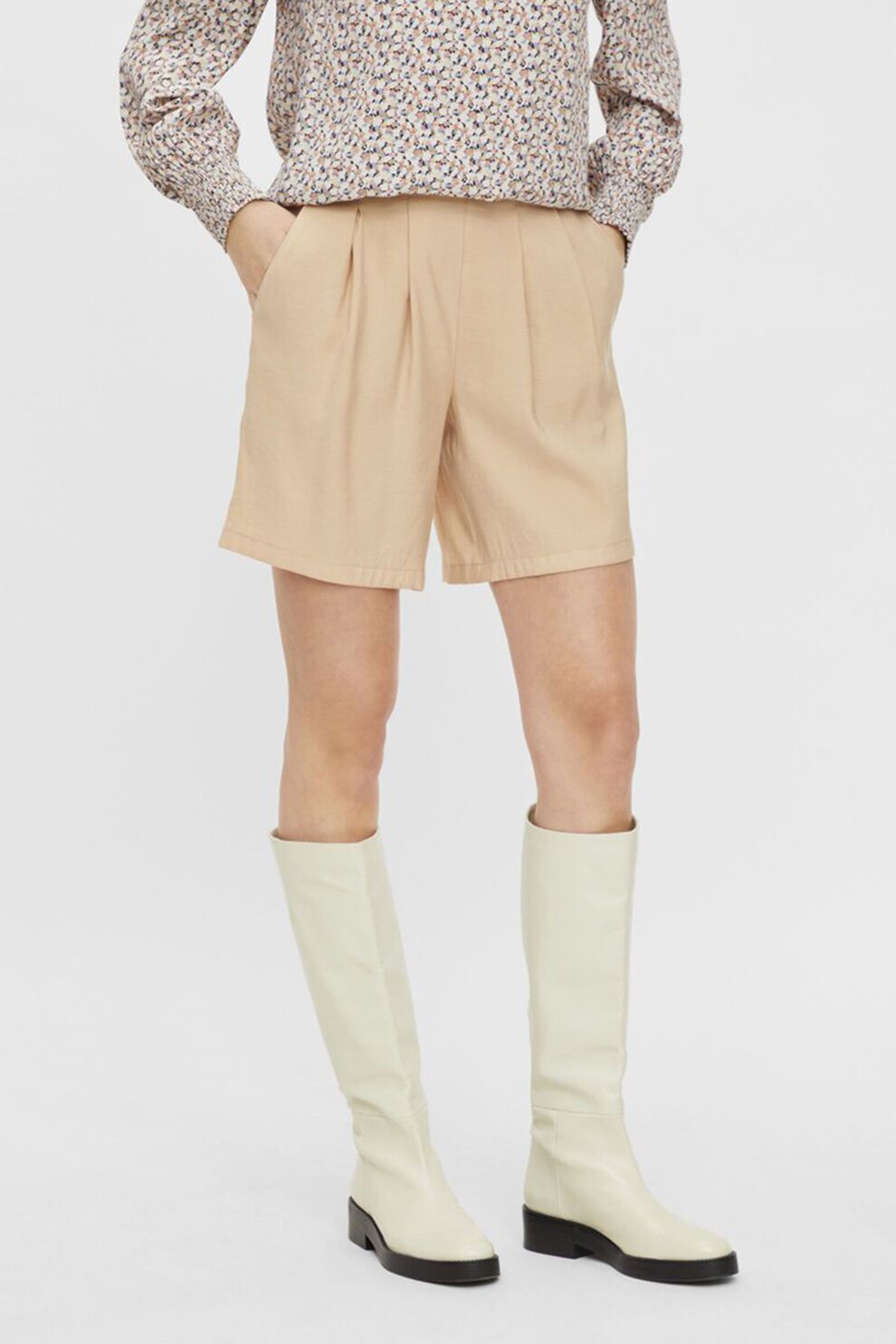 Pieces, Pantaloni scurti vaporosi cu buzunare oblice, Bej