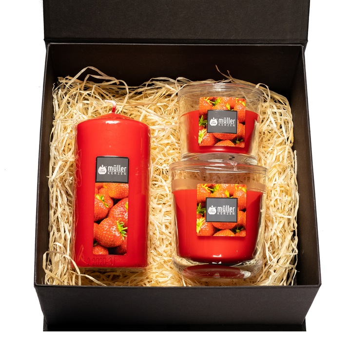 Комплект от 3 подаръчни свещи Fantasy-Strawberry Love