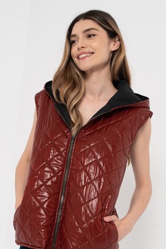 Amazing, Vesta matlasata cu gluga si margele, Rosu Bordeaux Amazing, Vesta matlasata cu gluga si margele, Rosu Bordeaux