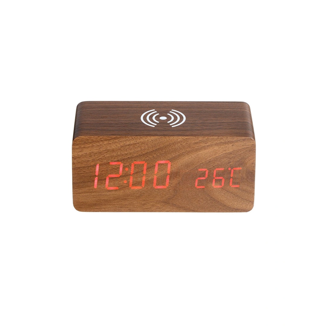 Ceas digital cu statie de incarcare wireless, finisaj din lemn, maro, cablu usb, afisaj rosu