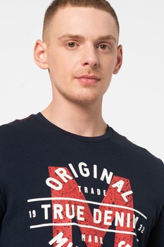 Mustang, Tricou cu decolteu la baza gatului imprimeu logo si text Alex, Bleumarin inchis/Alb/Rosu Mustang, Tricou cu decolteu la baza gatului imprimeu logo si text Alex, Bleumarin inchis/Alb/Rosu