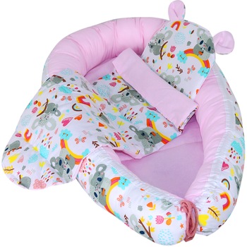 Set Baby Nest cu Pernita si Salteluta, fata dubla Panda Pink - Roz/Multicolor Set Baby Nest cu Pernita si Salteluta, fata dubla Panda Pink - Roz/Multicolor