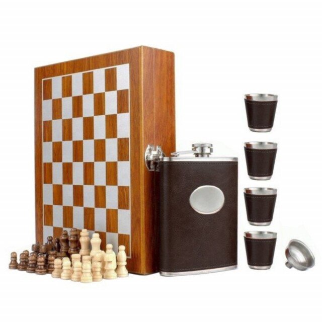 Set format din 4 piese, Caseta din lemn cu 4 pahare, sticla whiskey si joc sah, Pufo, maro inchis