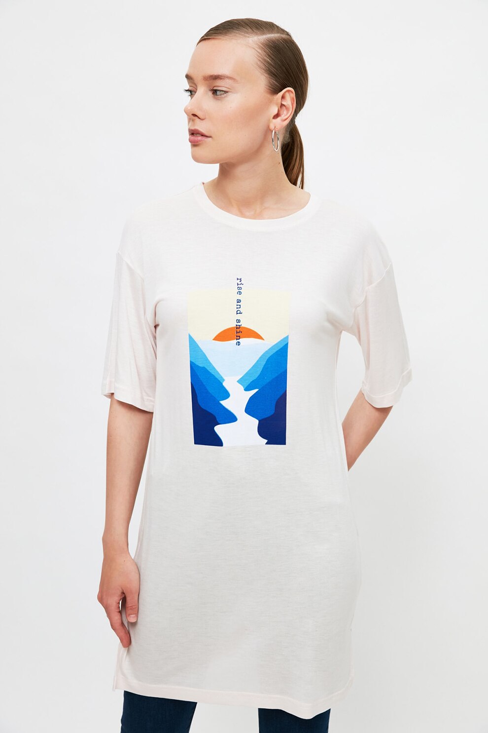 Trendyol, Bluza lunga cu imprimeu grafic, Alb prafuit/Albastru/Galben