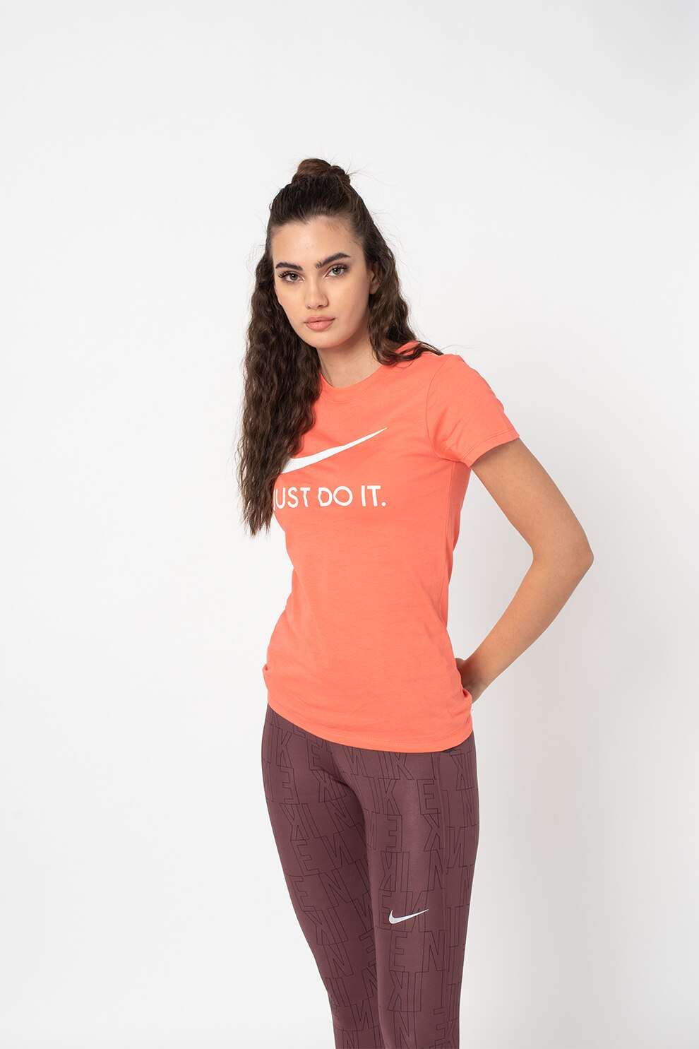 Nike, Tricou slim fit cu imprimeu logo Sportswear, Roz somon/Alb