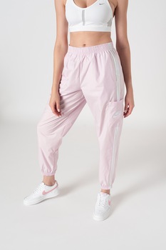 Nike, Pantaloni sport conici cu benzi laterale contrastante, Roz pastel/Alb Nike, Pantaloni sport conici cu benzi laterale contrastante, Roz pastel/Alb