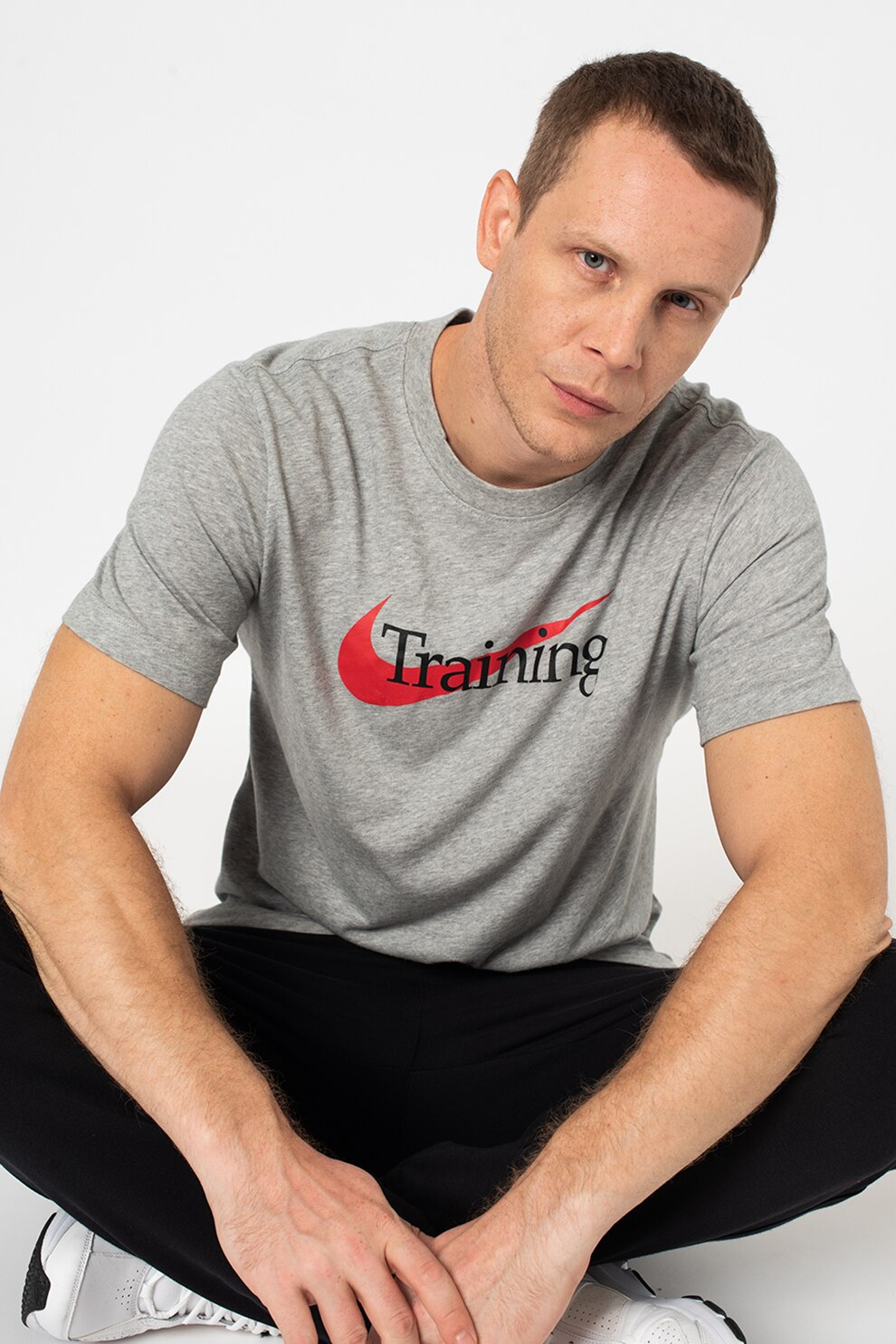 Nike, Tricou cu imprimeu text, pentru antrenament Swoosh, Gri melange/Rosu/Negru