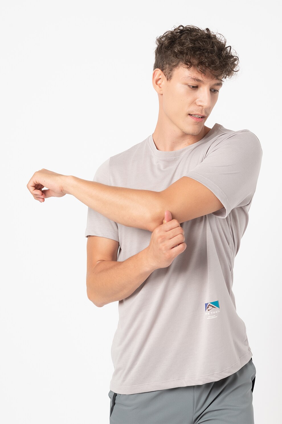 Nike, Tricou cu imprimeu pe partea din spate pentru alergare Trail, Gri cenusa