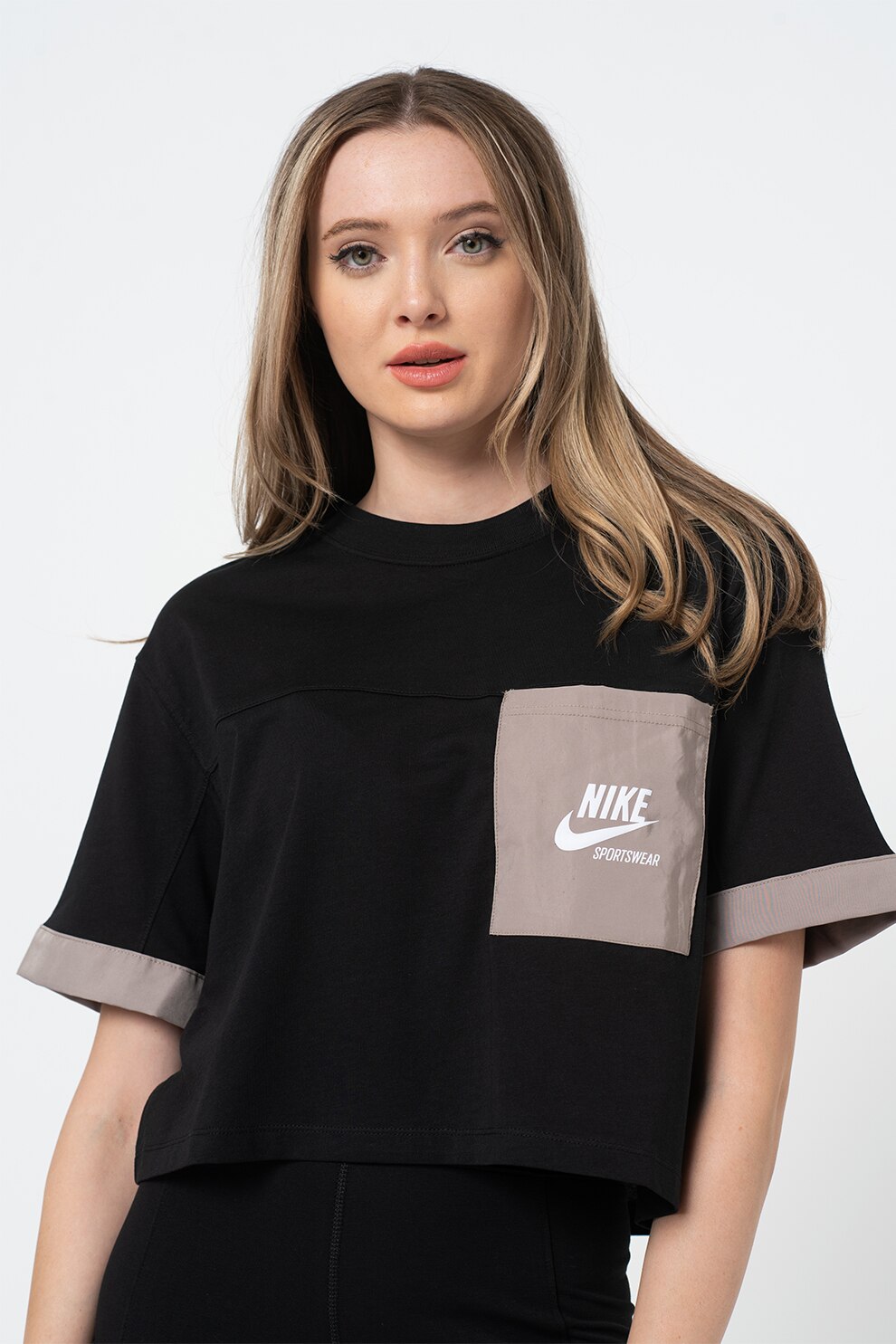 Nike, Tricou crop lejer cu logo Heritage, Negru/Grej