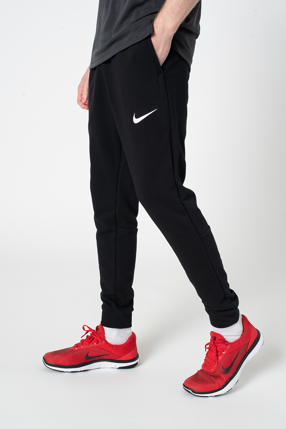 Nike, Pantaloni conici cu tehnologie Dri-Fit pentru antrenament, Negru/Alb, - eMAG.ro