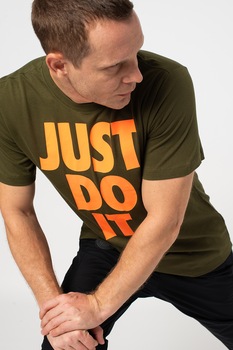 Nike, Tricou cu decolteu la baza gatului si imprimeu logo contrastant supradimensionat, Verde militar/Portocaliu neon
