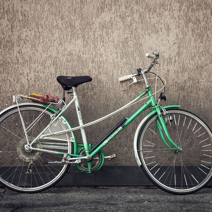 Autocolant Art Star pentru mobilier, Bicicleta verde sprijinita de perete, Vintage, autoadeziv, latime 100 cm x lungime 150 cm