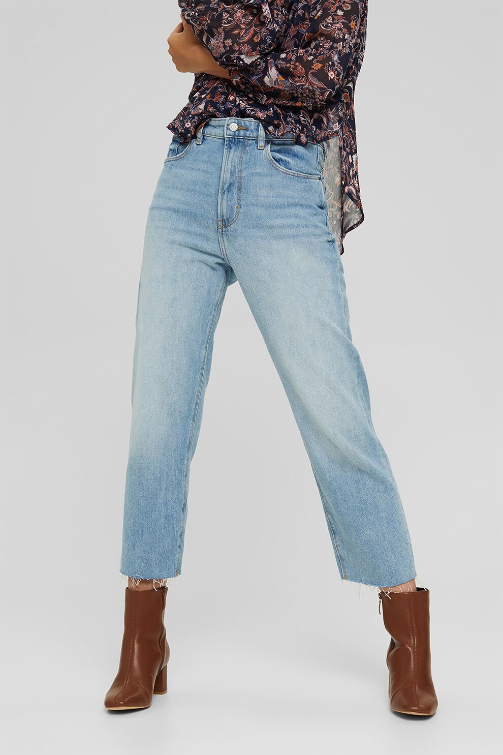 Esprit, Blugi din amestec de bumbac organic cu terminatii franjurate, Bleu/Alb