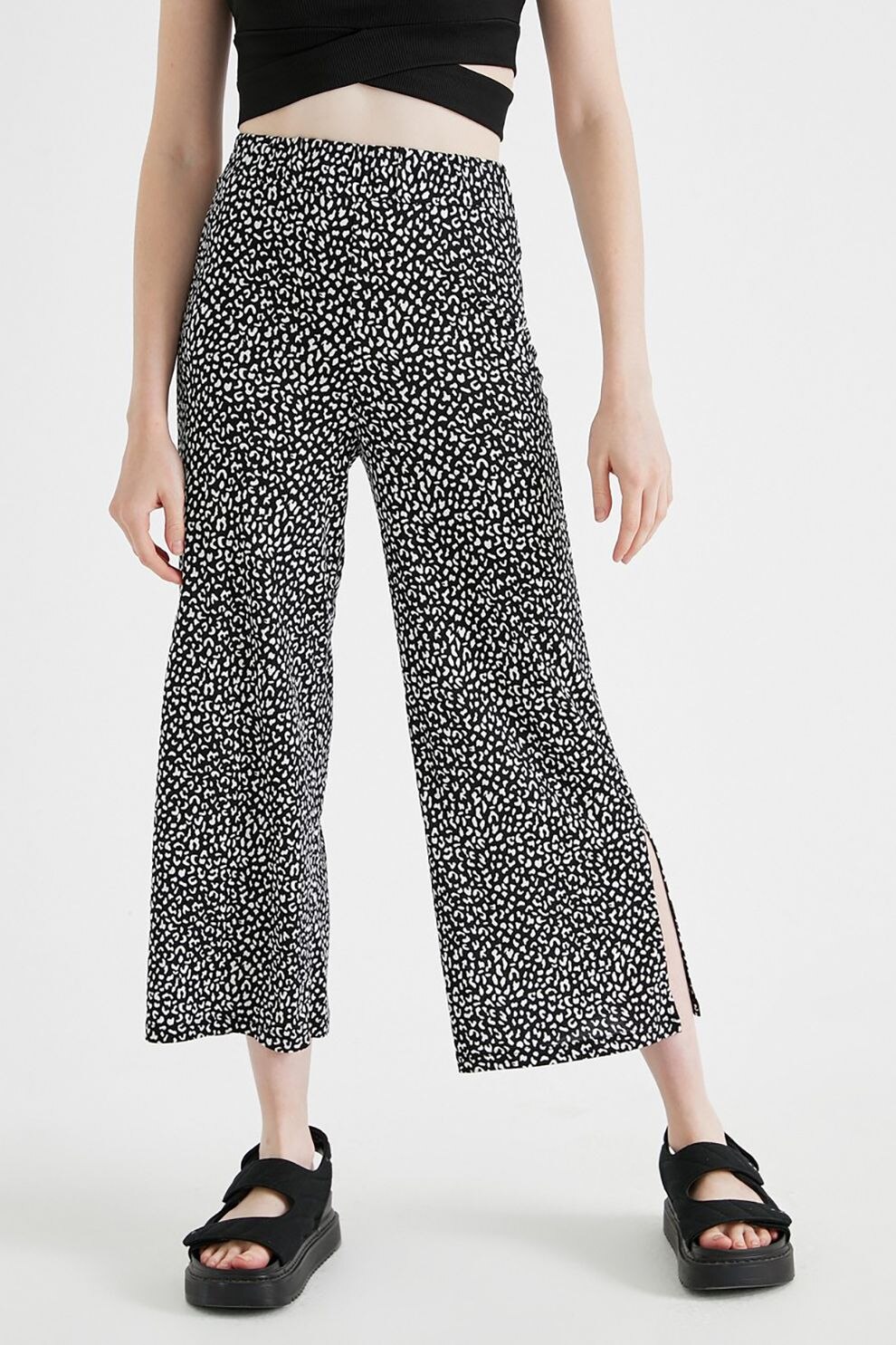 KOTON, Pantaloni crop cu croiala ampla si imprimeu, Negru/Alb, M