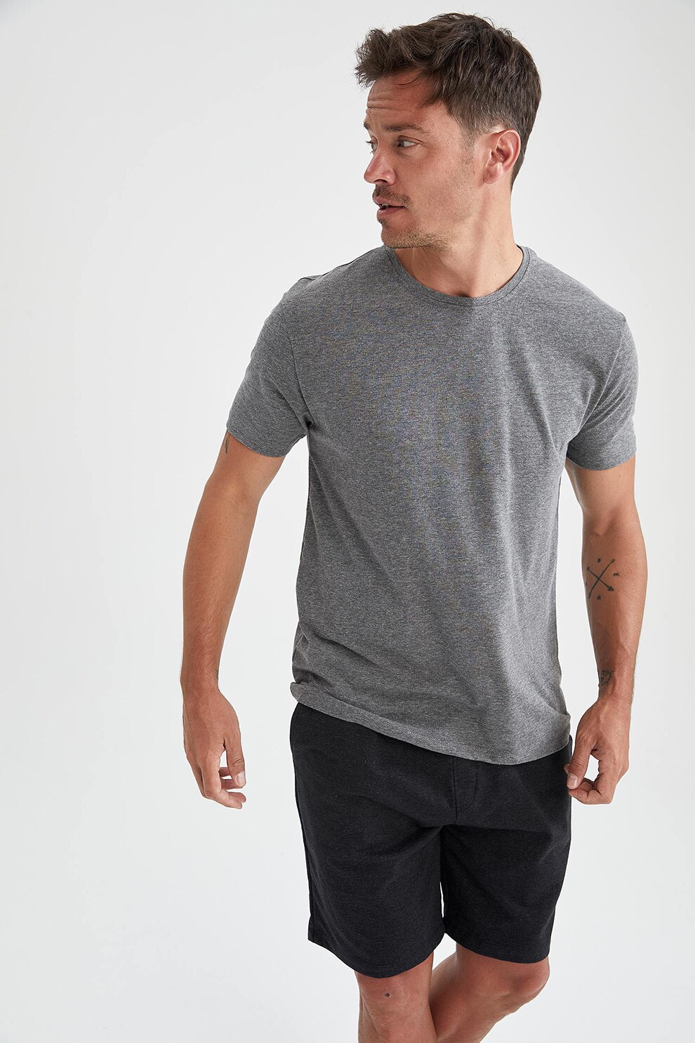 DeFacto, Set de tricou si pantaloni scurti regular fit, Gri inchis melange
