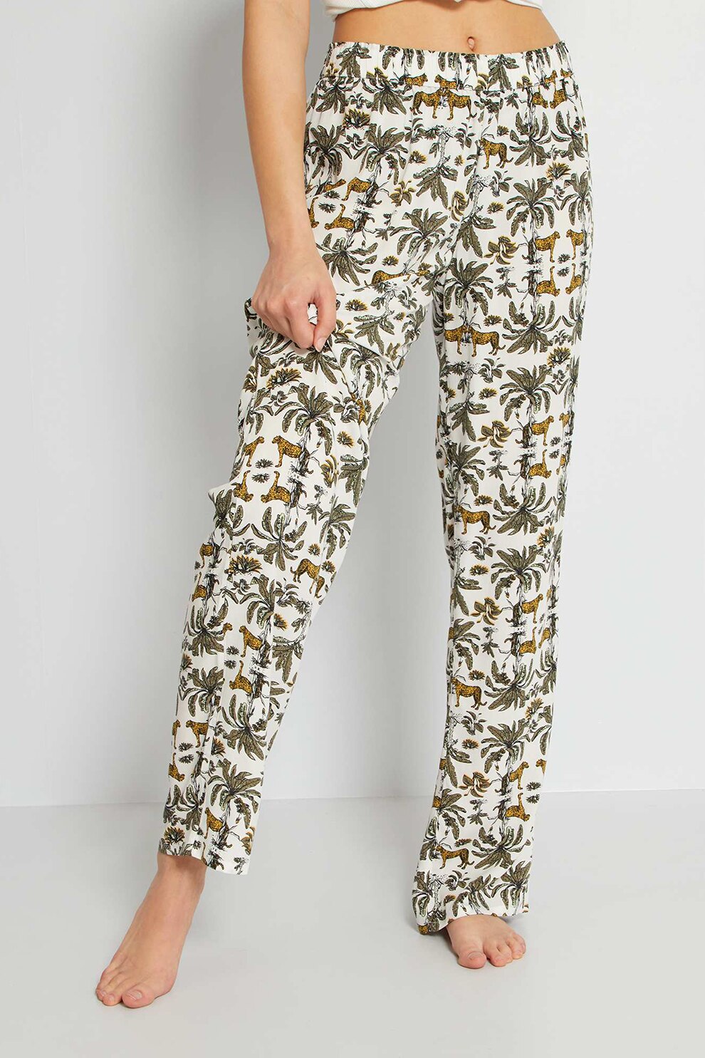 KIABI, Pantaloni vaporosi cu model tropical, Alb/Kaki/Maro caramel, XL