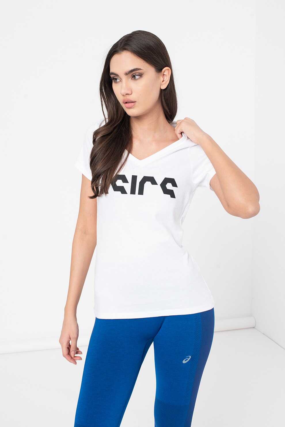 Asics, Tricou cu logo si decolteu in V pentru antrenament, Alb/Negru