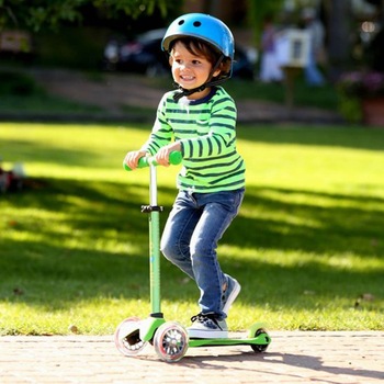 Trotineta pentru copii Mini Micro Deluxe Led Verde cu trei roti iluminate LED, pentru 2-5 ani, pana la 50 kg Trotineta pentru copii Mini Micro Deluxe Led Verde cu trei roti iluminate LED, pentru 2-5 ani, pana la 50 kg
