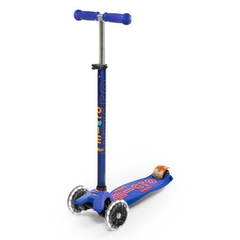 Trotineta pentru copii Maxi Micro Deluxe Led Azul cu trei roti iluminate LED, pentru 5-12 ani, pana la 50 kg Trotineta pentru copii Maxi Micro Deluxe Led Azul cu trei roti iluminate LED, pentru 5-12 ani, pana la 50 kg