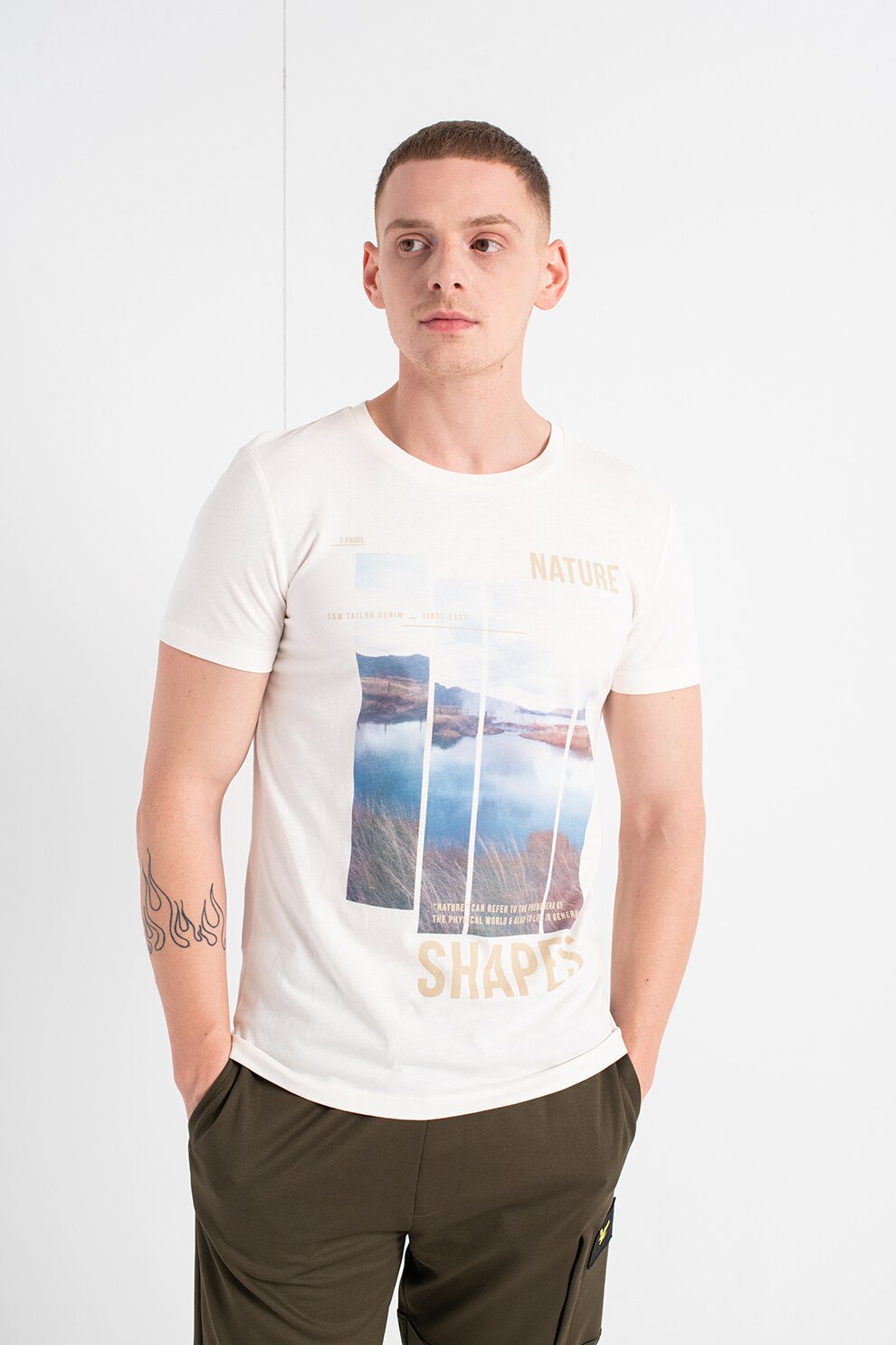 Tom Tailor, Tricou din bumbac organic cu imprimeu foto, Alb optic/albastru pastel/maro nisip