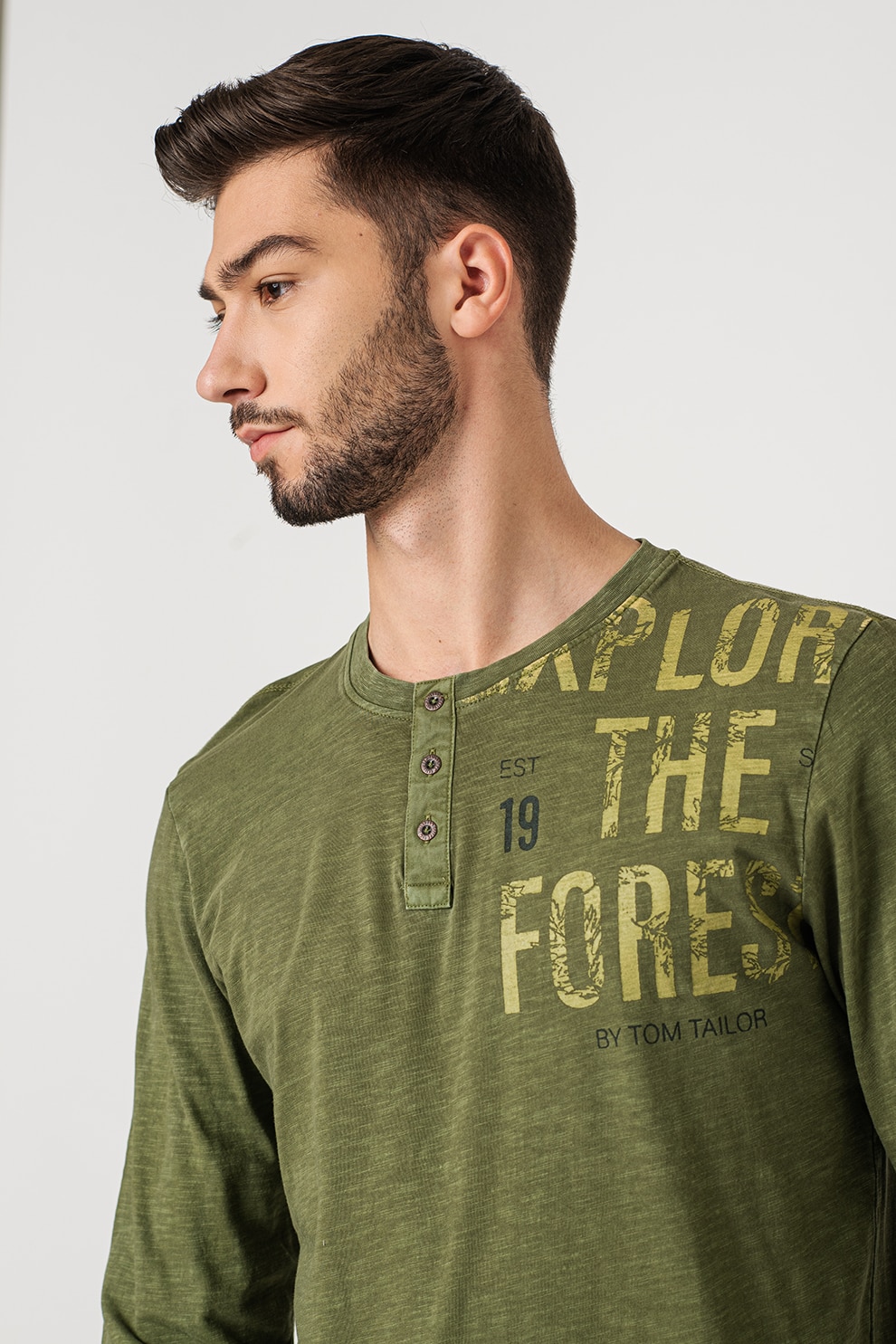 Tom Tailor, Bluza regular fit cu decolteu henley si detalii cu imprimeu text, Verde militar/verde sparanghel/negru