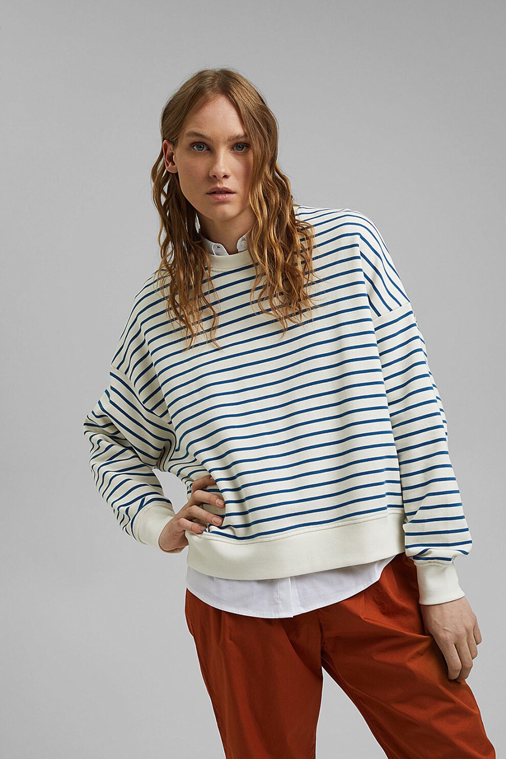 Esprit, Bluza sport de bumbac organic supradimensionata cu maneci cazute, Alb/Albastru inchis
