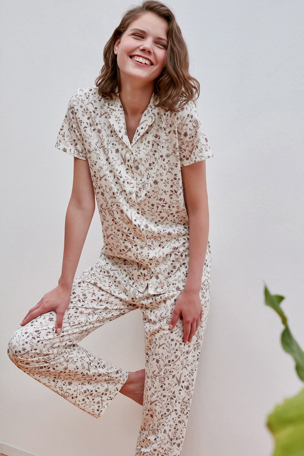 Penti, Pijama cu imprimeu floral si revere decupate, Alb prafuit/Maro