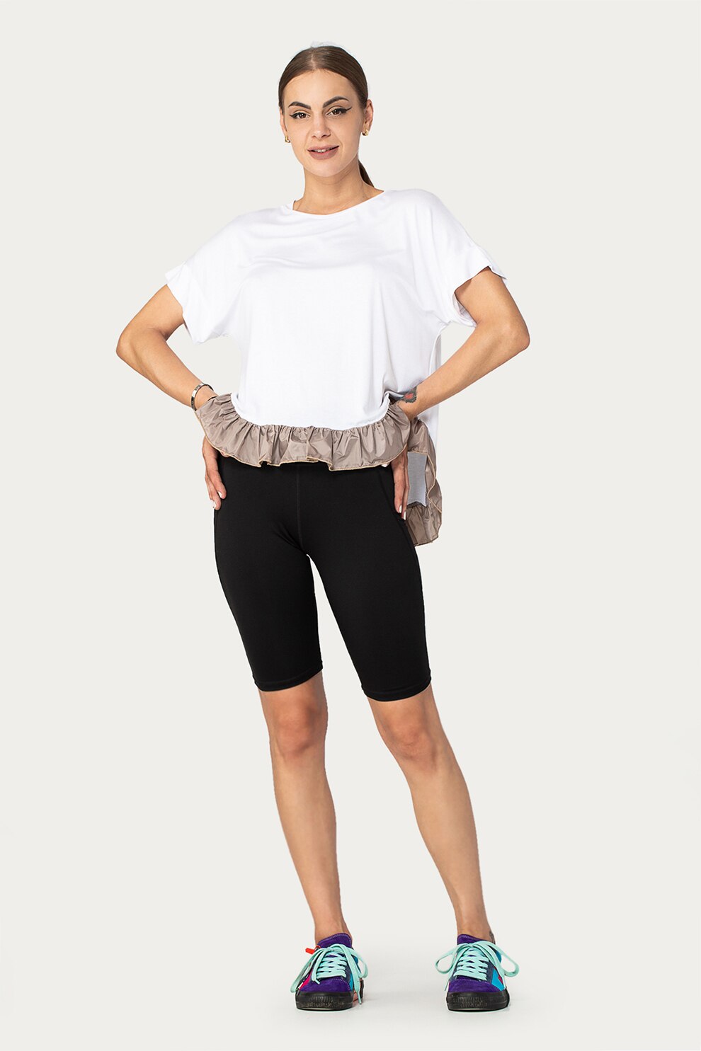 Antonia M, Bluza cu terminatie asimetrica cu volane, Alb/Maro taupe deschis