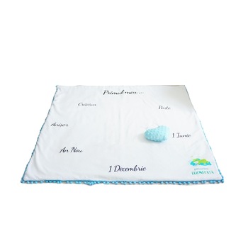 Paturica aniversara milestone Evenimente 100x100 cm cu plus bleu Paturica aniversara milestone Evenimente 100x100 cm cu plus bleu