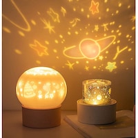 Lampa de veghe portabila pentru copii Huerler® TD01 LED, proiectie tavan, 6 tipuri proiectii incluse, rotire automata, acumulator 1200mAh incarcare USB, muzica bluetooth, alb