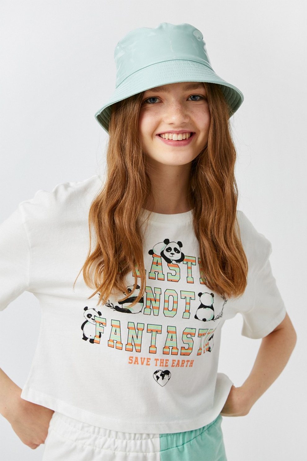 KOTON, Tricou crop din bumbac cu imprimeu text, Alb prafuit/negru/oranj persan