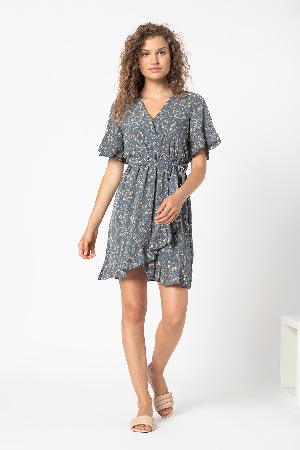 Sisters Point, Rochie mini evazata cu imprimeu floral Greto, Albastru prafuit/Maro/Alb