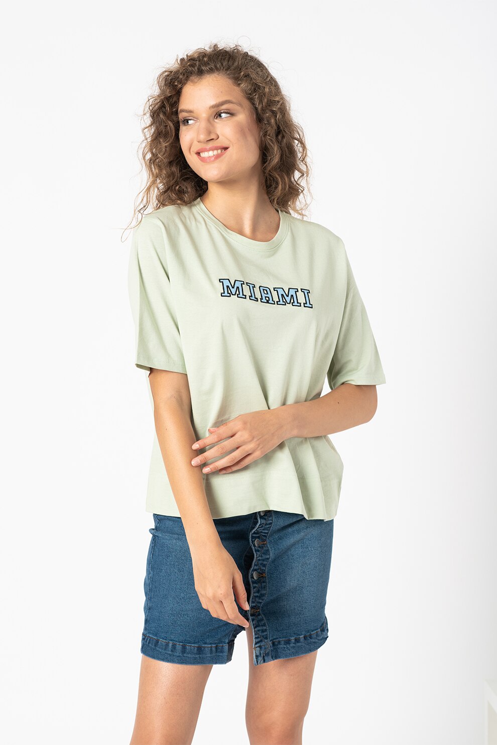 Sisters Point, Tricou lejer cu text brodat Hiya, verde mente, albastru negru