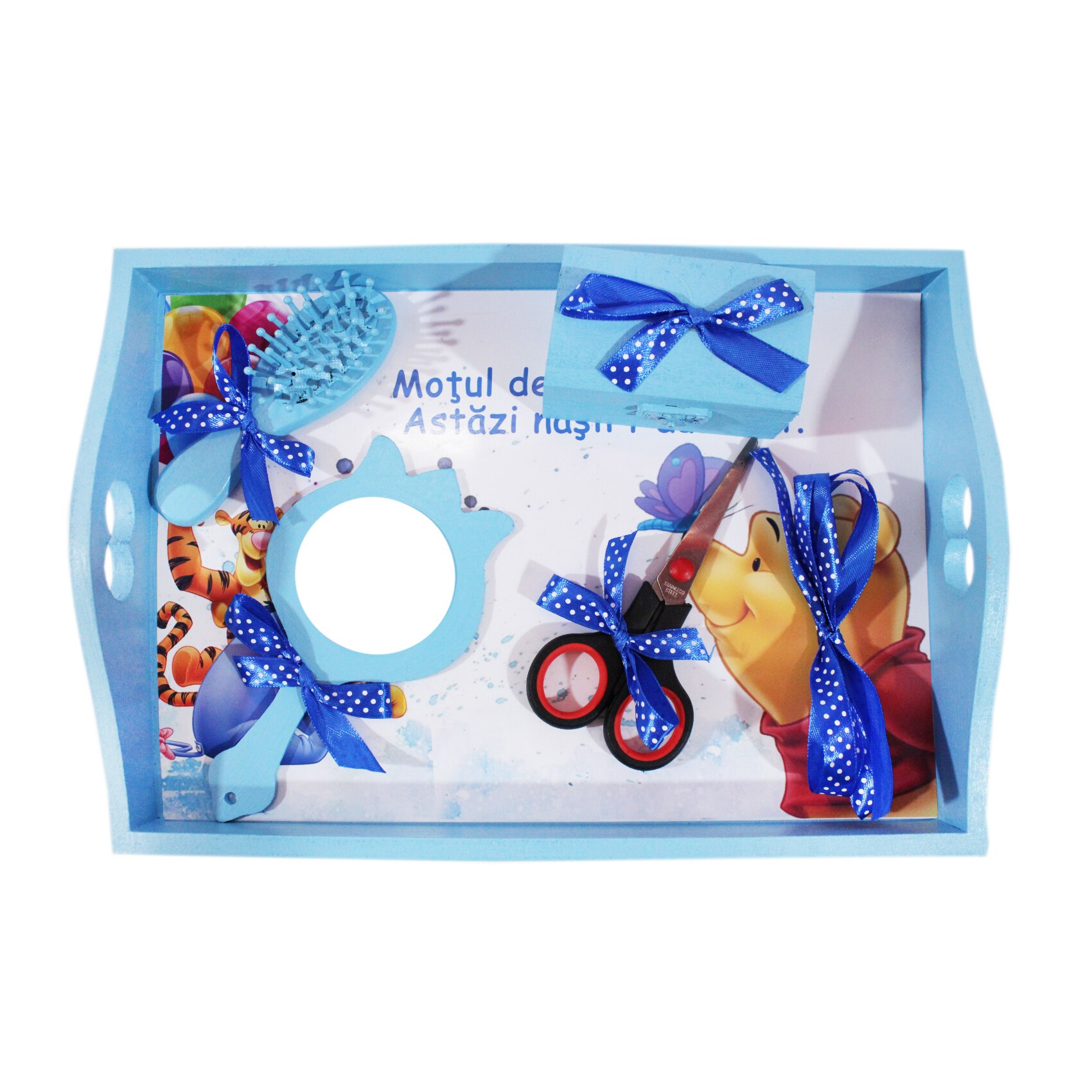 Tavita bleu pentru taierea motului cu abtibild Winnie The Pooh si fundite albastru electric, 6 piese, tavita, foarfeca, perie, oglinda, cutiuta suvita par, fundita, REC1484