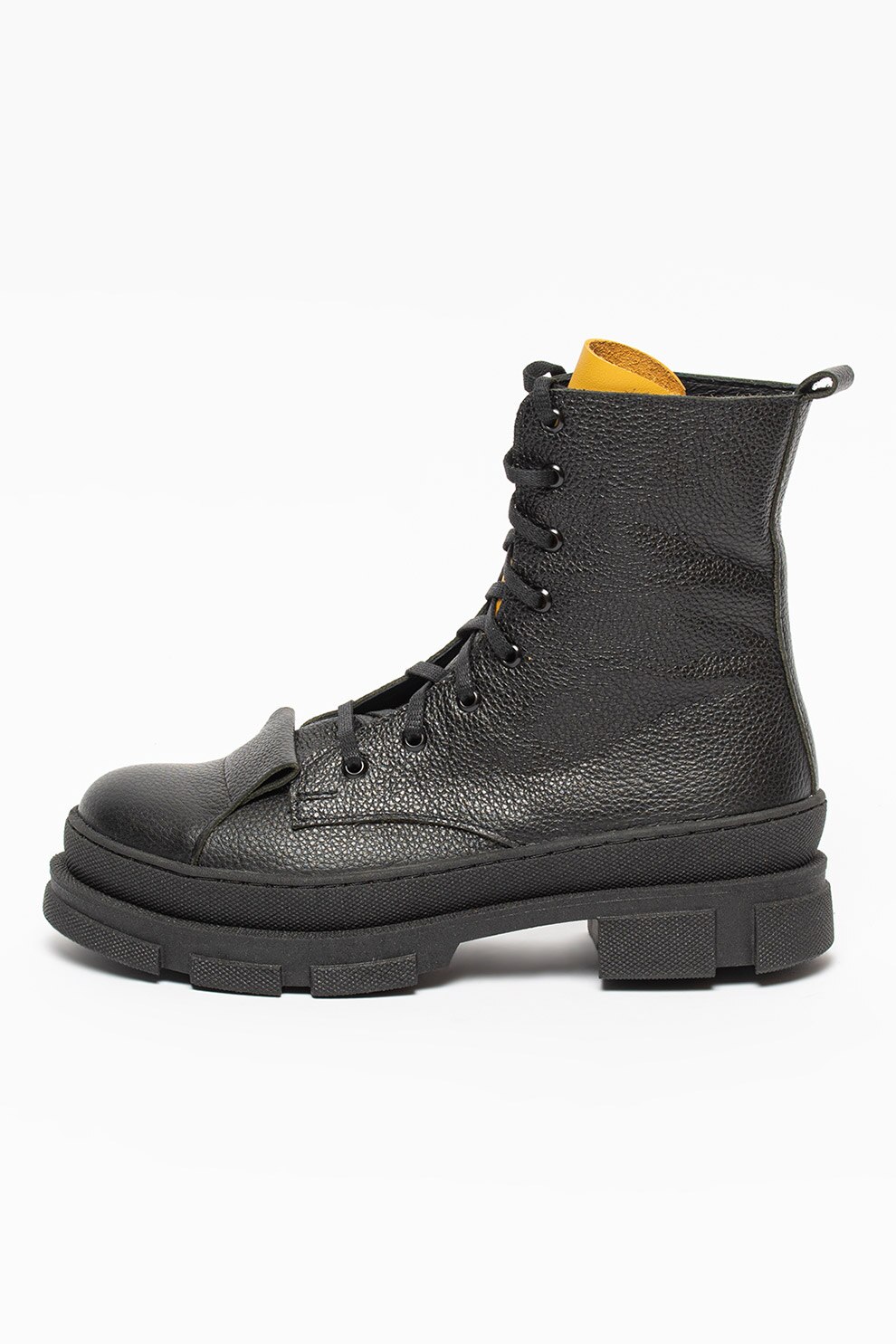 Mihaela Glavan, Bocanci masivi de piele, Negru