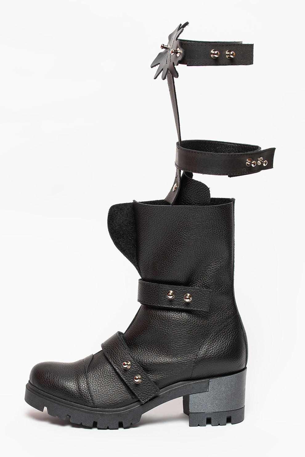 Mihaela Glavan, Ghete masive de piele cu design cu bretele incrucisate, Negru